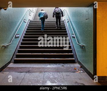 La stazione della U-Bahn di Amrumer Straße serve la linea U9 e ha aperto il 28 agosto 1961 a Wedding, Mitte, Berlino la stazione è stata costruita da B.Grimme Foto Stock