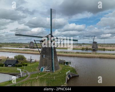 Parco dei mulini a vento di kinderdijk nei Paesi Bassi. Una parte del sito patrimonio mondiale dell'UNESCO. Tipico mulino a vento olandese. Potete vedere come questo everyvhere andate Foto Stock