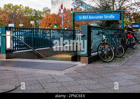 La stazione della U-Bahn Amrumer Straße serve la linea U9 e ha aperto il 28 agosto 1961 a Wedding, Mitte, architetto della stazione di Berlino B.Grimmek Foto Stock