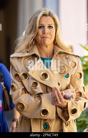 Milano, Italia. 18th Apr, 2023. HRH la Regina d'Olanda Máxima Zorreguieta Cerruti visita una mostra di designer olandesi durante la mostra del mobile di Milano, Milano, 18 aprile 2023. Foto di Marco Piovanotto/ABACAPRESS.COM Credit: Abaca Press/Alamy Live News Foto Stock