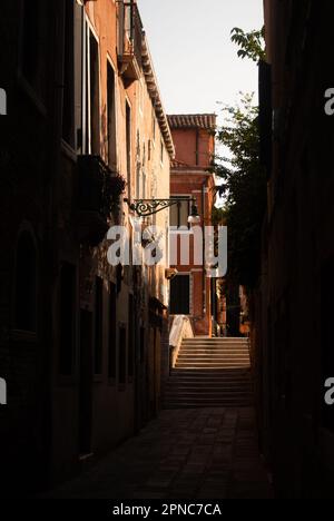 Vista su una strada vuota con edifici colorati nella città vecchia Foto Stock