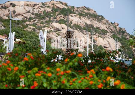 italia , porto quatu, 18 :splendida vista sul porto e sulla baia di Poltu Quatu con yacht di lusso sulla Costa Smeralda Foto Stock