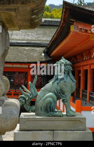 Hatsukaichi, Giappone - 17 aprile 2023: Statua nel santuario di Itsukushima sull'isola di Miyajima, prefettura di Hiroshima, Giappone. Foto Stock