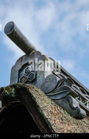 Hatsukaichi, Giappone - 17 aprile 2023: Dettaglio del tetto del Santuario di Itsukushima sull'isola di Miyajima, Prefettura di Hiroshima, Giappone. Foto Stock