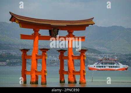 Hatsukaichi, Giappone - 17 aprile 2023: Torii galleggiante al santuario di Itsukushima sull'isola di Itsukushima, prefettura di Hiroshima, Giappone. Foto Stock