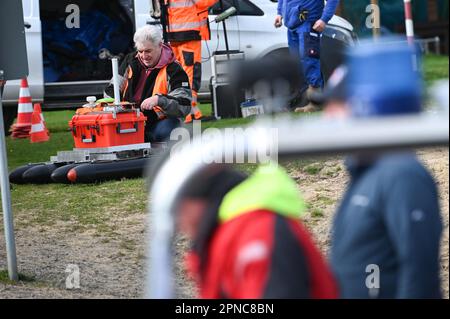 Aseleben, Germania. 18th Apr, 2023. Jens Hensse rende il subprofiler portatile pronto per l'uso. Questo dispositivo è in grado di posizionare materiale diversi metri al di sotto dello strato di sedimento sul fondo del lago. Questa moderna tecnologia viene utilizzata per la prima volta nella ricerca di tesori archeologici subacquei nel lago Suess. Credit: Heiko Rebsch/dpa/Alamy Live News Foto Stock