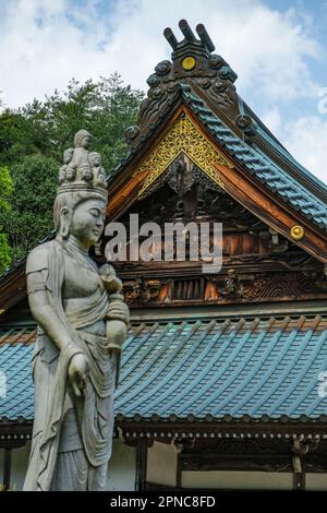 Hatsukaichi, Giappone - 17 aprile 2023: Particolare del tetto del Tempio Daisho-in, è un tempio buddista situato sull'isola di Miyajima, Giappone. Foto Stock