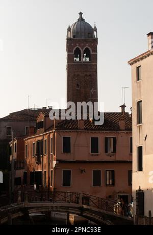 Vista della chiesa sulla strada nella città vecchia alla luce del sole Foto Stock