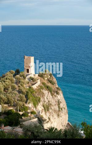 I resti del campanile di Saracena, posto a guardia dei pirati saraceni a Finalpia; finale Ligure; Savona; Liguria; Italia Foto Stock