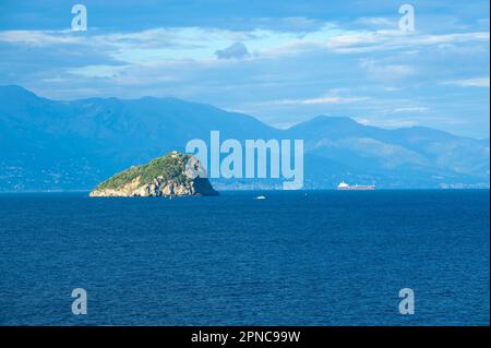 Veduta sull'isola di Bergeggi; Varigotti; finale Ligure; Savona; Liguria; Italia Foto Stock