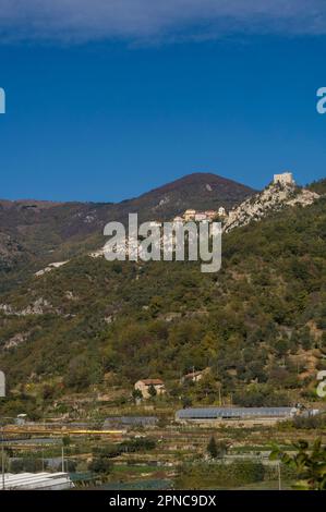 Veduta del paese di Castelvecchio di Rocca Barbena che sale fino ai ruderi del castello di Zuccarello; Savona; Liguria; Italia Foto Stock