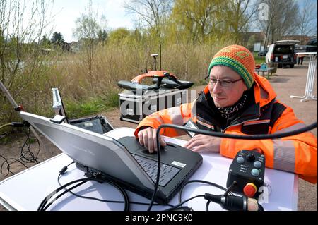 Aseleben, Germania. 18th Apr, 2023. Stefan Meyer prepara il drone galleggiante Sonobot per la distribuzione. Questa moderna tecnologia viene utilizzata per la prima volta nella ricerca di tesori archeologici subacquei sul fondo del Süßen See. Credit: Heiko Rebsch/dpa/Alamy Live News Foto Stock