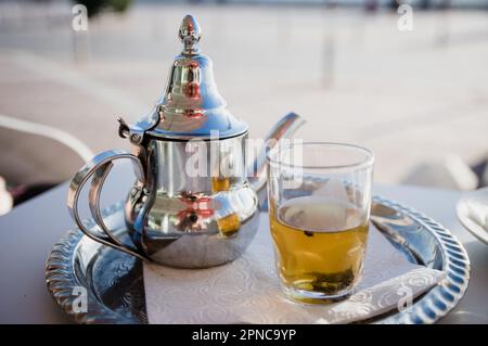 Tradizionale teiera marocchina con una tazza all'aperto pronta per essere  bevuta Foto stock - Alamy