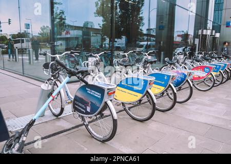 Esplora su due ruote: Noleggia una bicicletta - 27 maggio 2022. Varsavia, Polonia. Foto Stock