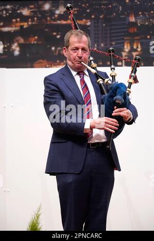 Alastair Campbell suona le cornamuse mentre partecipa alla conferenza internazionale di tre giorni alla Queen's University Belfast per celebrare il 25th° anniversario dell'accordo Belfast/Venerdì Santo. Data immagine: Martedì 18 aprile 2023. Foto Stock