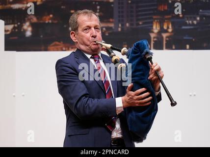 Alastair Campbell suona le cornamuse mentre partecipa alla conferenza internazionale di tre giorni alla Queen's University Belfast per celebrare il 25th° anniversario dell'accordo Belfast/Venerdì Santo. Data immagine: Martedì 18 aprile 2023. Foto Stock