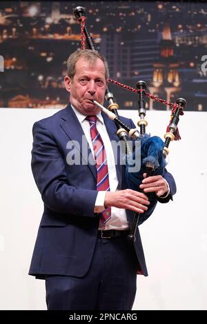 Alastair Campbell suona le cornamuse mentre partecipa alla conferenza internazionale di tre giorni alla Queen's University Belfast per celebrare il 25th° anniversario dell'accordo Belfast/Venerdì Santo. Data immagine: Martedì 18 aprile 2023. Foto Stock