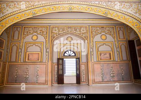 Dipinti colorati sulla parete interna di Shri Madhavendra Bhavan, situato a Jaipur, Rajasthan, India Foto Stock