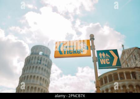 Indicatore giallo e freccia che indica i biglietti per le strade di Pisa Foto Stock