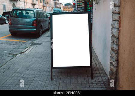 Simulazione vuota di verticale con area di spazio per la copia per il messaggio di testo o il contenuto promozionale accanto alla strada di giorno. Pisa, Italia Foto Stock