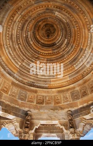 Soffitto intagliato, Maharaniyon Ki Chhatriyan, questo sito presenta monumenti funerali tradizionali che onorano le donne reali del passato, situato a Jaipur, Rajas Foto Stock