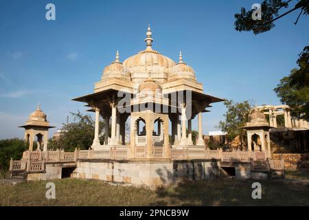 Maharaniyon Ki Chhatriyan, questo luogo caratterizza i monumenti funerali tradizionali che onorano le donne reali del passato, situato a Jaipur, Rajasthan, India Foto Stock