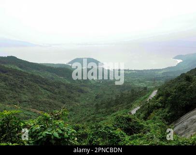 Hai Van Pass, Vietnam. 02nd Mar, 2023. Vista dal Cloud Pass o dal Hai Van Pass. Costituisce il confine naturale e il divario meteorologico tra il Vietnam del Nord e il Vietnam del Sud. Oltre il passo passa la strada nazionale 1. Credit: Alexandra Schuler/dpa/Alamy Live News Foto Stock
