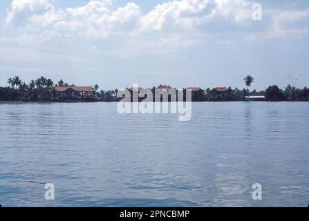 Le panoramiche acque posteriori del Kerala comprendono una serena distesa di laghi, canali e lagune situate parallelamente alla costa del Mar Arabico. Le regioni del Kerala sono una delle destinazioni turistiche più popolari del mondo. Foto Stock