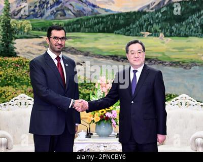 Pechino, Cina. 18th Apr, 2023. Il Vice Premier cinese Ding Xuexiang, anche membro del Comitato permanente dell'Ufficio politico del Comitato Centrale del Partito Comunista Cinese, incontra il COP28 Presidente designato degli Emirati Arabi Uniti Sultan al Jaber a Pechino, capitale della Cina, il 18 aprile 2023. Credit: Yue Yuewei/Xinhua/Alamy Live News Foto Stock