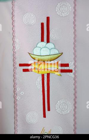 Casula per sacerdote. Ricami di simboli religiosi. Vietnam. Foto Stock