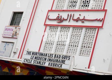 Tangeri, Marocco 2022: Centro città medina con pareti bianche e negozi Foto Stock