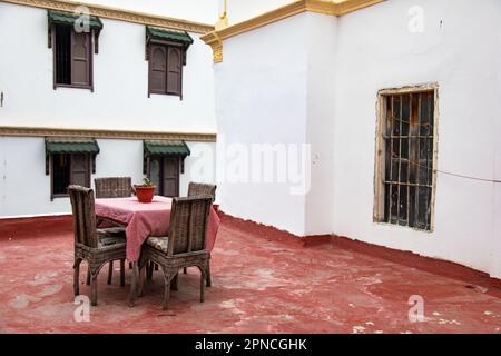 Tangeri, Marocco 2022: Centro città medina con pareti bianche e negozi Foto Stock