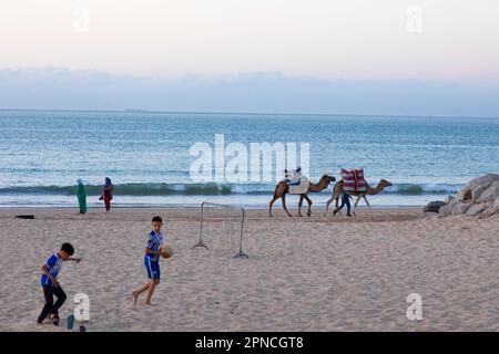 Tangeri, Marocco 2022: I bambini in un tramonto panoramico sul lungomare Foto Stock