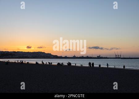 Tangeri, Marocco 2022: Tramonto panoramico sul lungomare Foto Stock