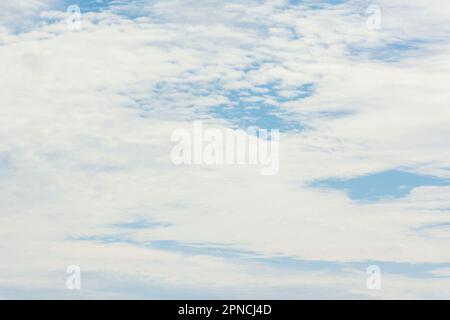 Le nuvole e il tempo sono affascinanti da testimoniare Foto Stock