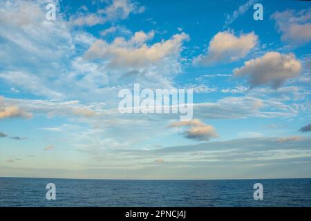 Le nuvole e il tempo sono affascinanti da testimoniare Foto Stock