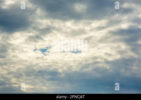 Le nuvole e il tempo sono affascinanti da testimoniare Foto Stock