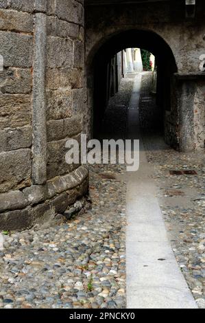 Mergozzo è un piccolo paese situato sulle rive del Lago di Mergozzo, al confine con il Lago maggiore. Mergozzo, Cusio Ossola Verbano, Piemonte, Italia, Europa Foto Stock