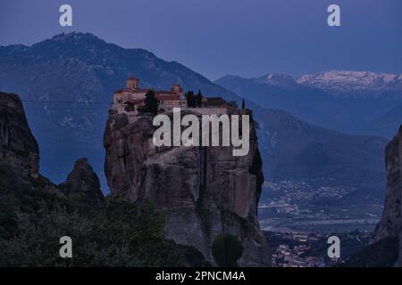 Vista del Monastero della Santa Trinità, Meteora all'alba in primavera Foto Stock
