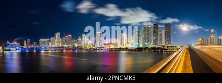 Skyline panoramico del centro di Miami all'alba, illuminato, crociera Virgin Voyage ambientata sulla Luna piena illuminata con AHOY in Floridas East blu e rosso Foto Stock