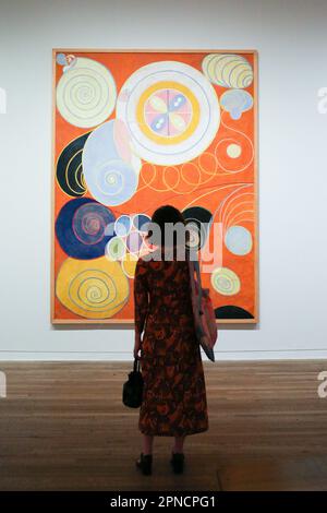 Londra, Regno Unito. Aprile 18, 2023. Opere del VI Gruppo “No. 3 Youth” di Hilma AF Klint esposte al Tate Modern nell’ambito della mostra “Forms of Life” di Hilma AF Klint e Piet Mondrian. Credit: Katie Collins/EMPICS/Alamy Live News Foto Stock