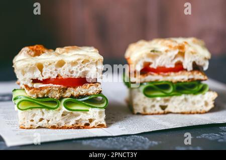 Hamburger quadrati fatti in casa con pollo alla griglia e verdure fresche in stile rustico. Snack appetitoso. Cibo sano Foto Stock