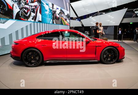 Porsche Taycan Turbo S auto sportiva elettrica presentata al Salone IAA di Francoforte. Germania - 10 settembre 2019 Foto Stock