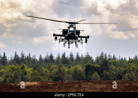 Boeing AH-64 Appache attacco elicottero hovering. Veluwe, Paesi Bassi - 17 settembre 2022 Foto Stock