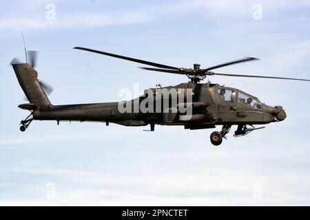 Boeing AH-64D Apache attacca l'elicottero in volo. Gilze-Rijen, Paesi Bassi - 7 settembre 2016 Foto Stock