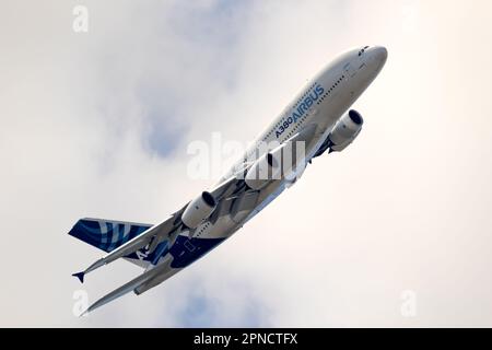 Aereo passeggeri a due piani Airbus A380 in volo durante lo spettacolo aereo di Parigi. Francia - 23 giugno 2017 Foto Stock