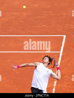 Barcellona, Spagna. 18th Apr, 2023. Ben Sheltonduring il Barcellona Open Banc Sabadell, Conde de Godo Trophy match, 2nd round, tra Casper Ruud e ben Shelton. Tennis ATP 500, Real Club de Tenis Barcellona, Barcellona, Spagna - 18 aprile 2023. (Foto di Bagu Blanco/PRESSIN) Credit: PRESSINPHOTO AGENZIA SPORTIVA/Alamy Live News Foto Stock