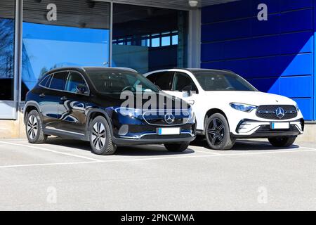 Batteria nera Mercedes-Benz EQA 250 SUV elettrico anno 2023 e nuovo SUV bianco Mercedes-Benz 4MATIC con griglia diamantata. Salo, Finlandia. Aprile 10, 2023. Foto Stock