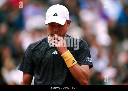 (230418) -- BARCELLONA, 18 aprile 2023 (Xinhua) -- Wu Yibing della Cina reagisce durante il singolo maschile di 64 partita contro Diego Schwartzman dell'Argentina al torneo ATP 500 Barcelona Open di tennis a Barcellona, Spagna, 18 aprile 2023. (Foto di Joan Gosa/Xinhua) Foto Stock