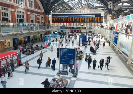 L'atrio principale alla stazione ferroviaria di Liverpool Street, Londra, Regno Unito Foto Stock